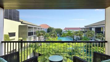 Seprai premium, minibar, brankas, dan meja kerja