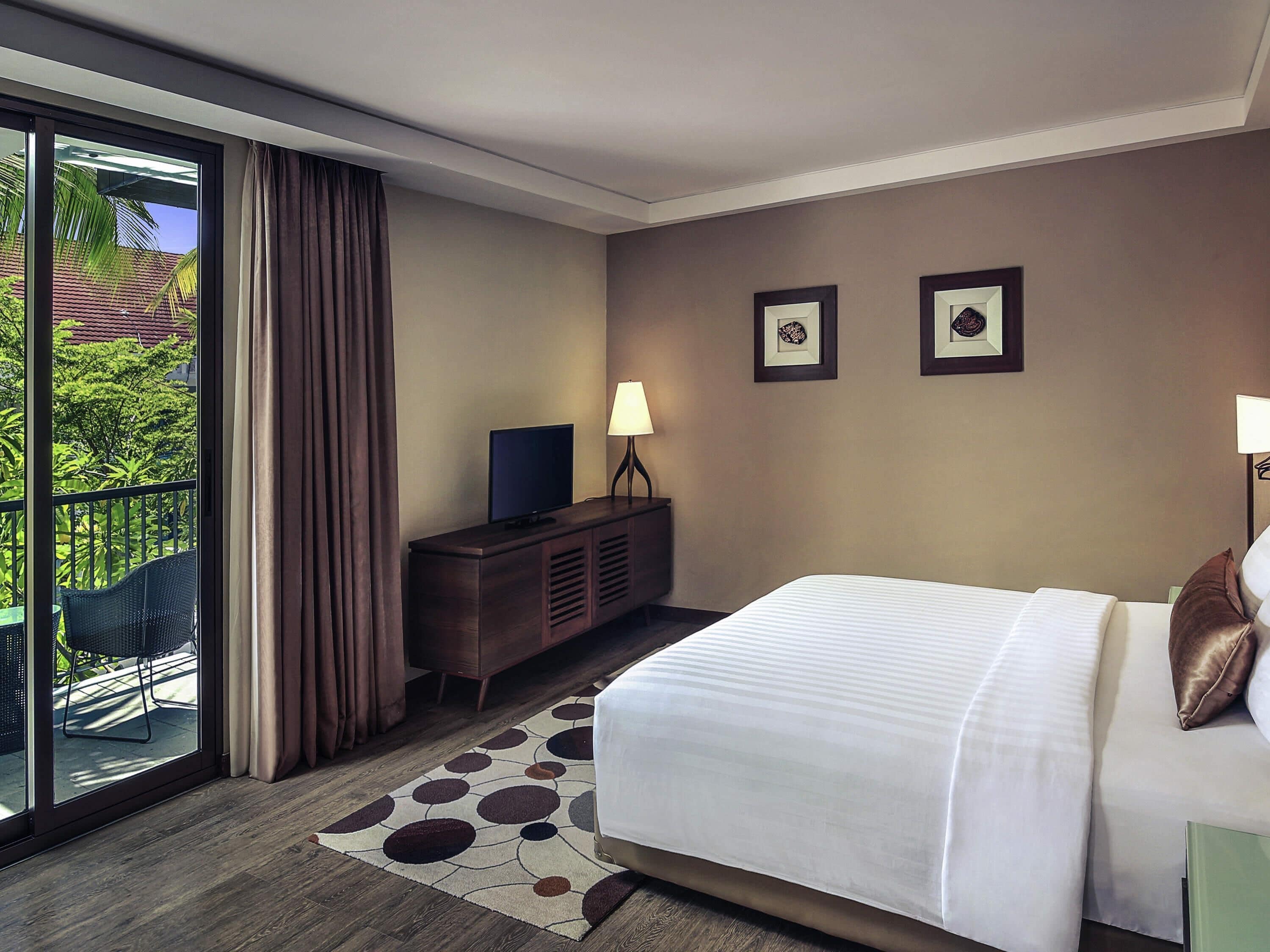 Suite, 1 King Bed, Balcony | Premium bedding, minibar, in-room safe, desk
