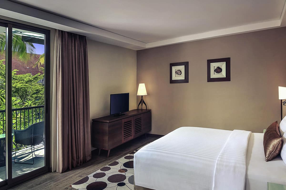 Suíte, 1 cama King, sacada | 1 quarto, roupas de cama premium, frigobar, cofres nos quartos