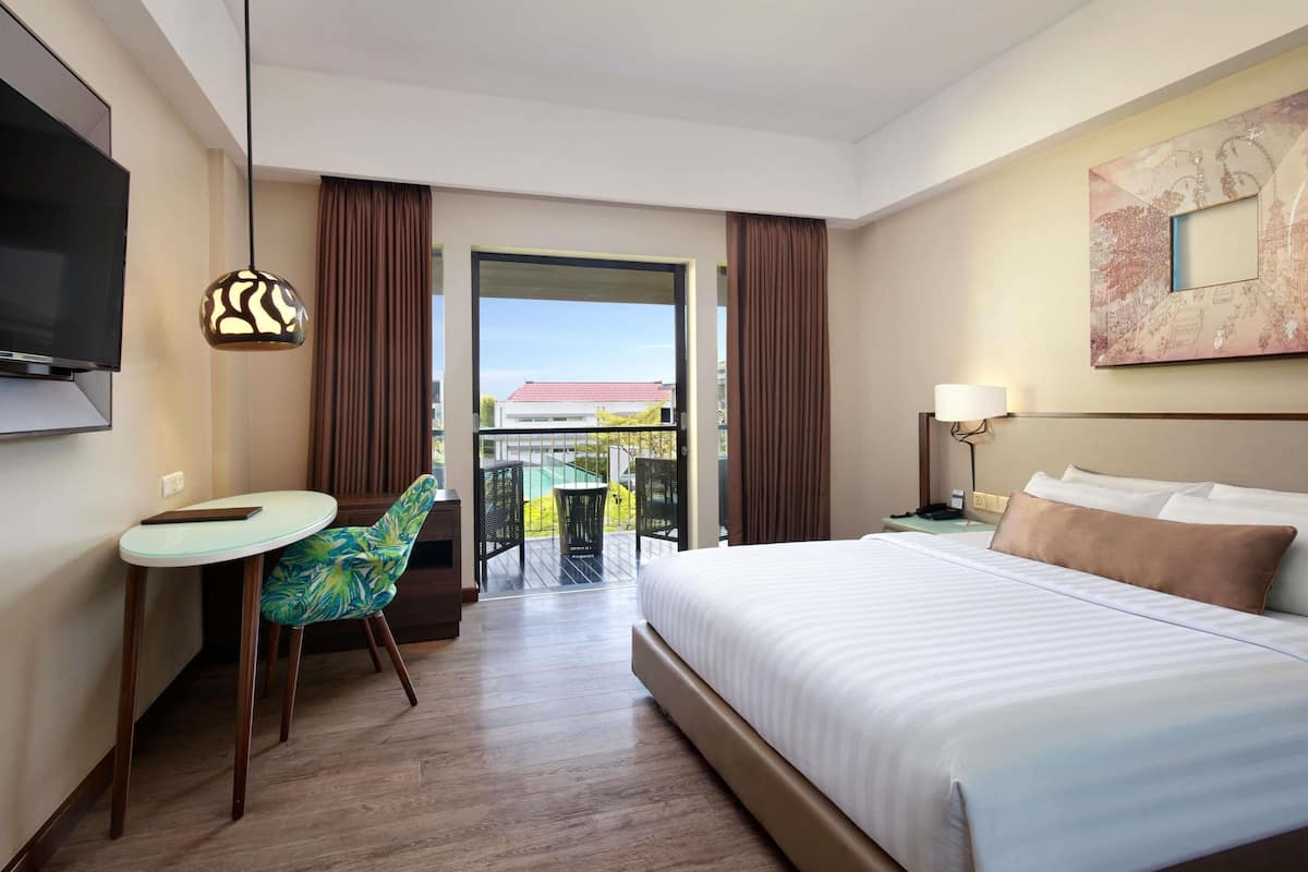 Quarto luxo, 1 cama de casal, sacada, vista para a piscina | 1 quarto, roupas de cama premium, frigobar, cofres nos quartos