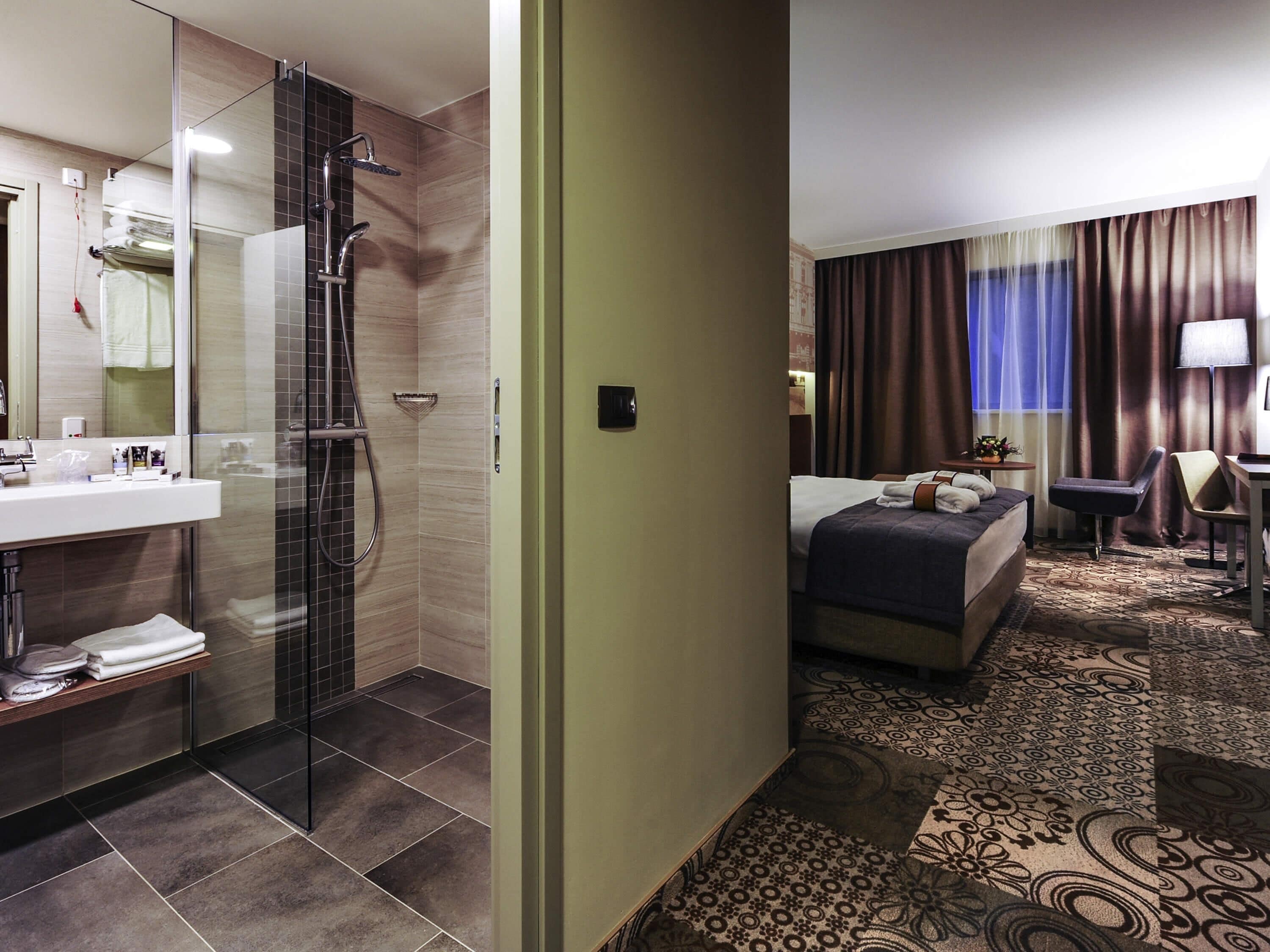 Superior Twin Room, 2 Twin Beds | Down comforters, minibar, in-room safe, desk