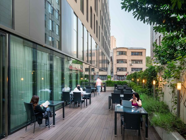 Breakfast, lunch, dinner served; international cuisine  - Mercure Bucharest City Center (Bucharest)