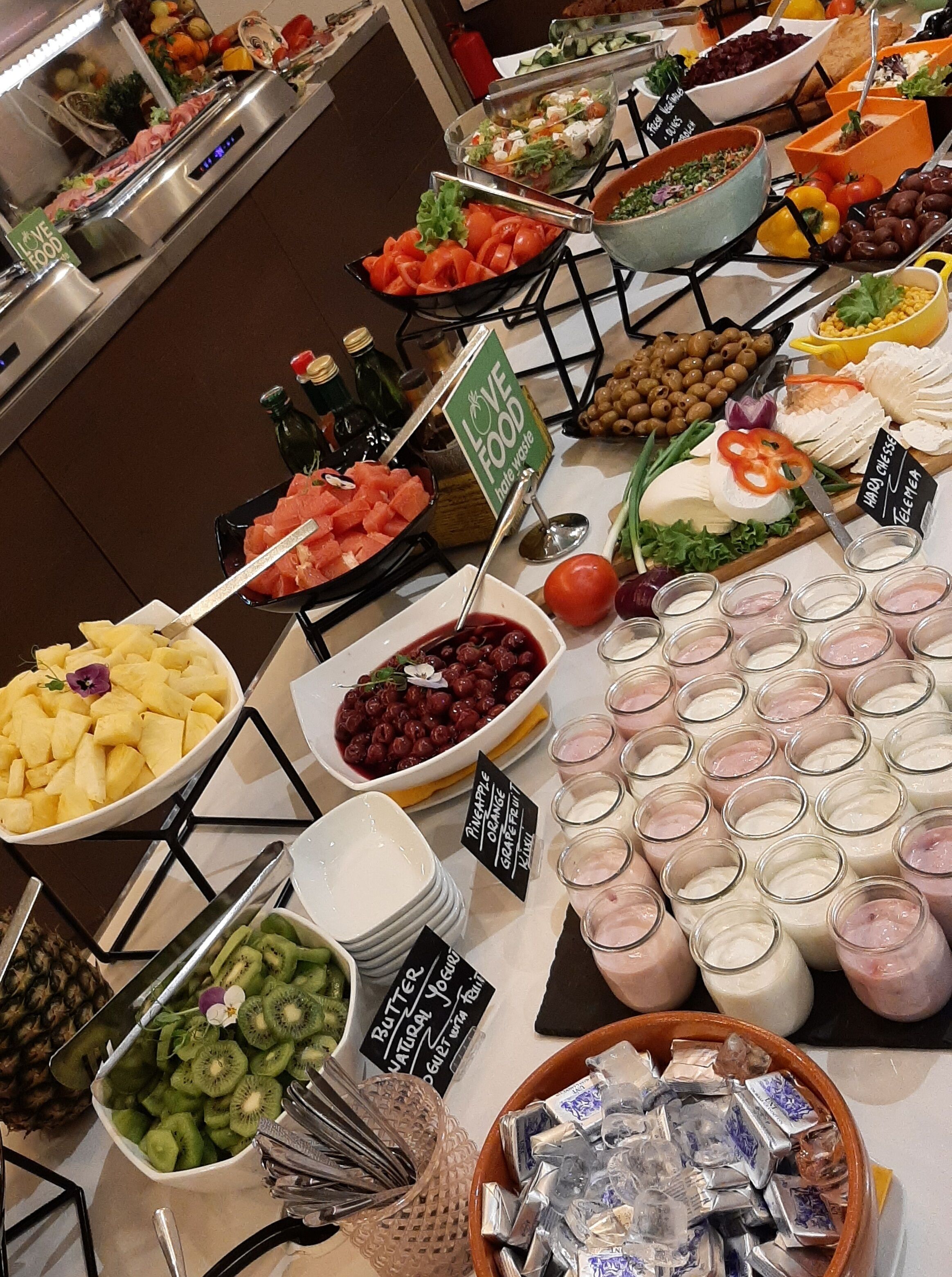 daily buffet breakfast (ron 75 per person)