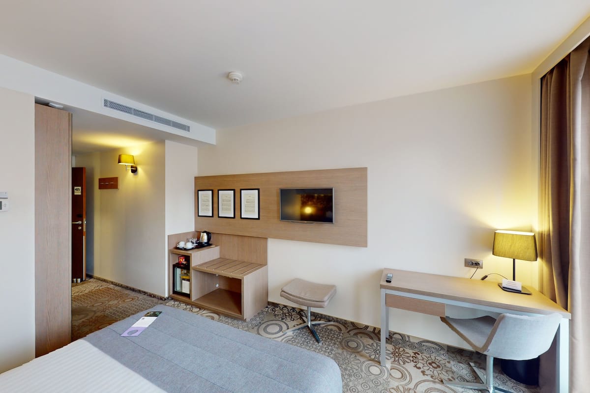 Classic Room, 1 Double Bed | Down comforters, minibar, in-room safe, desk