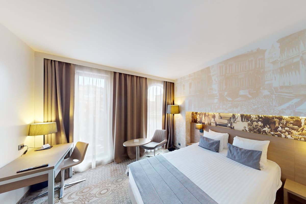 Down comforters, minibar, in-room safe, desk