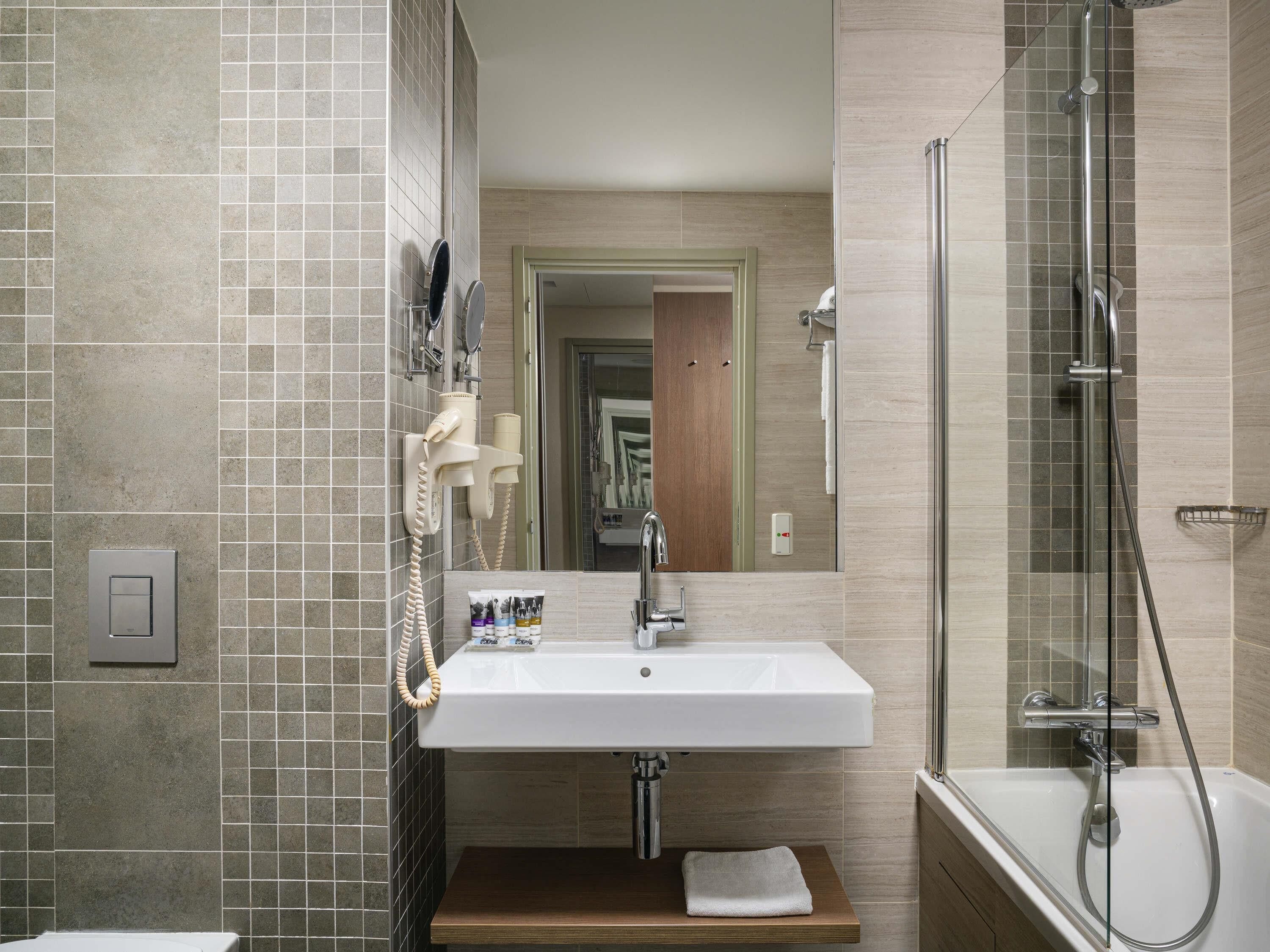 Cubrecamas, minibar, caja de seguridad en la habitación y escritorio 