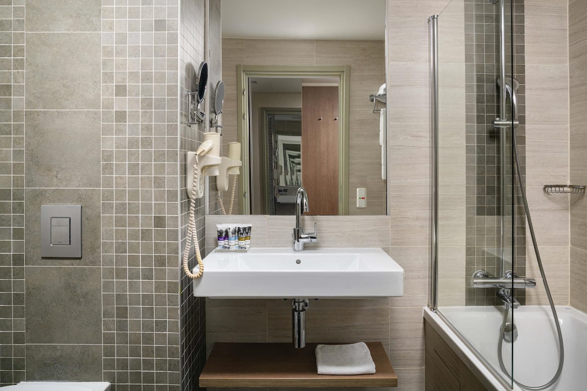 Privilege, Suite, 1 lit double et 1 canapé-lit | Couette en duvet d'oie, minibar, coffres-forts dans les chambres, bureau