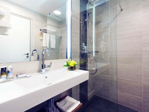 Down comforters, minibar, in-room safe, desk - Mercure Bucharest City Center (Bucharest)
