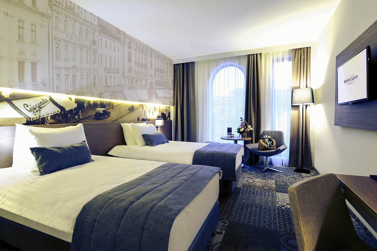 ألحفة محشوة بالريش وميني بار وخزنة داخل الغرفة ومكتب