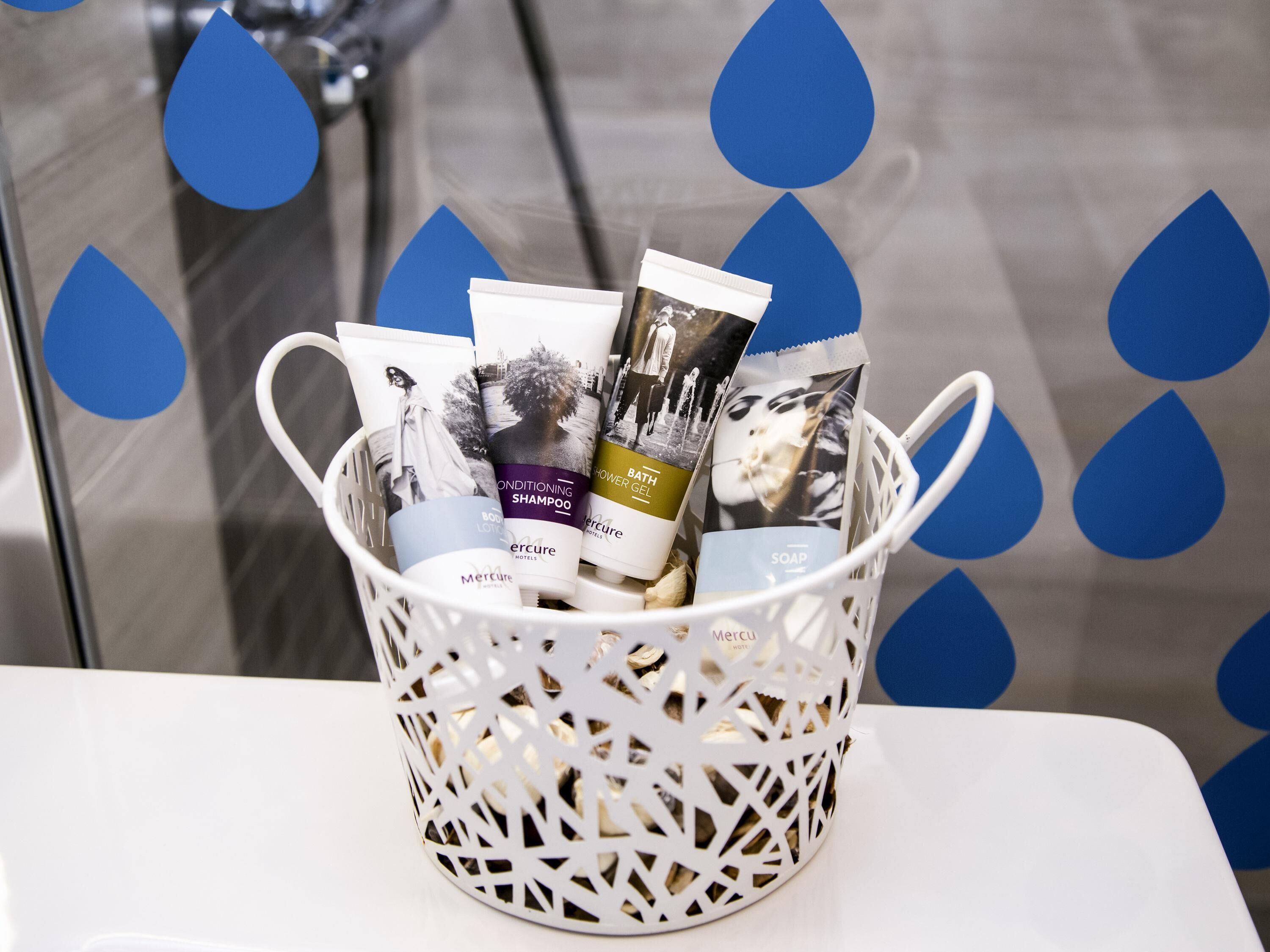 Ein Korb mit Pflegeartikeln, darunter Shampoo, Lotion und Seife.