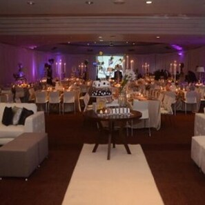 Daily buffet breakfast (ZAR 180 per person)