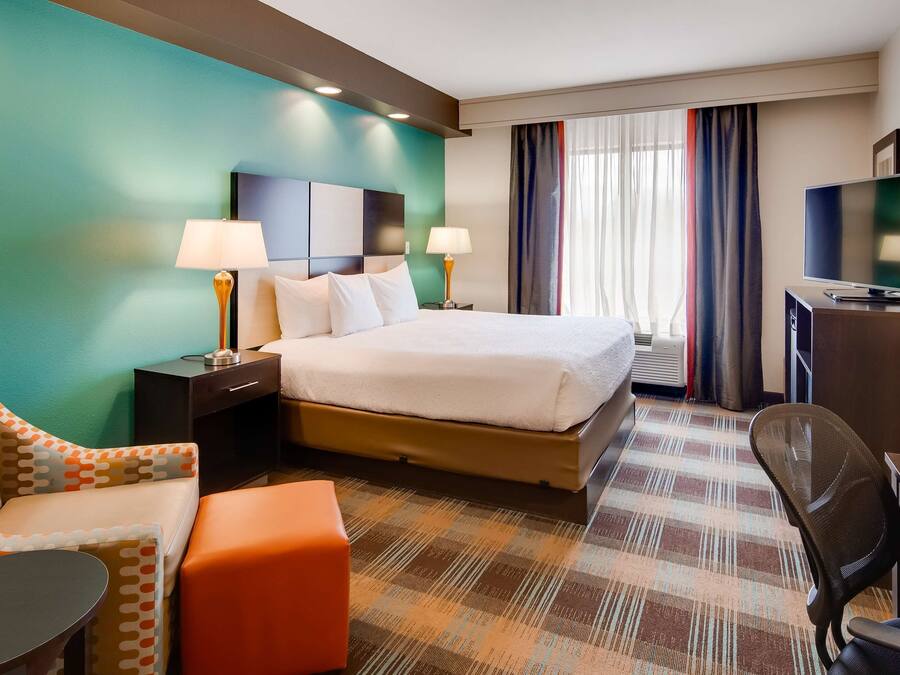 Pillow-top beds, desk, laptop workspace, soundproofing