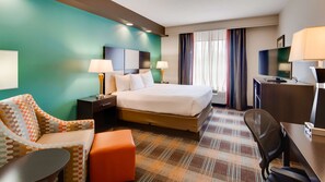 Bäddmadrasser, skrivbord, arbetsyta för laptop och ljudisolering