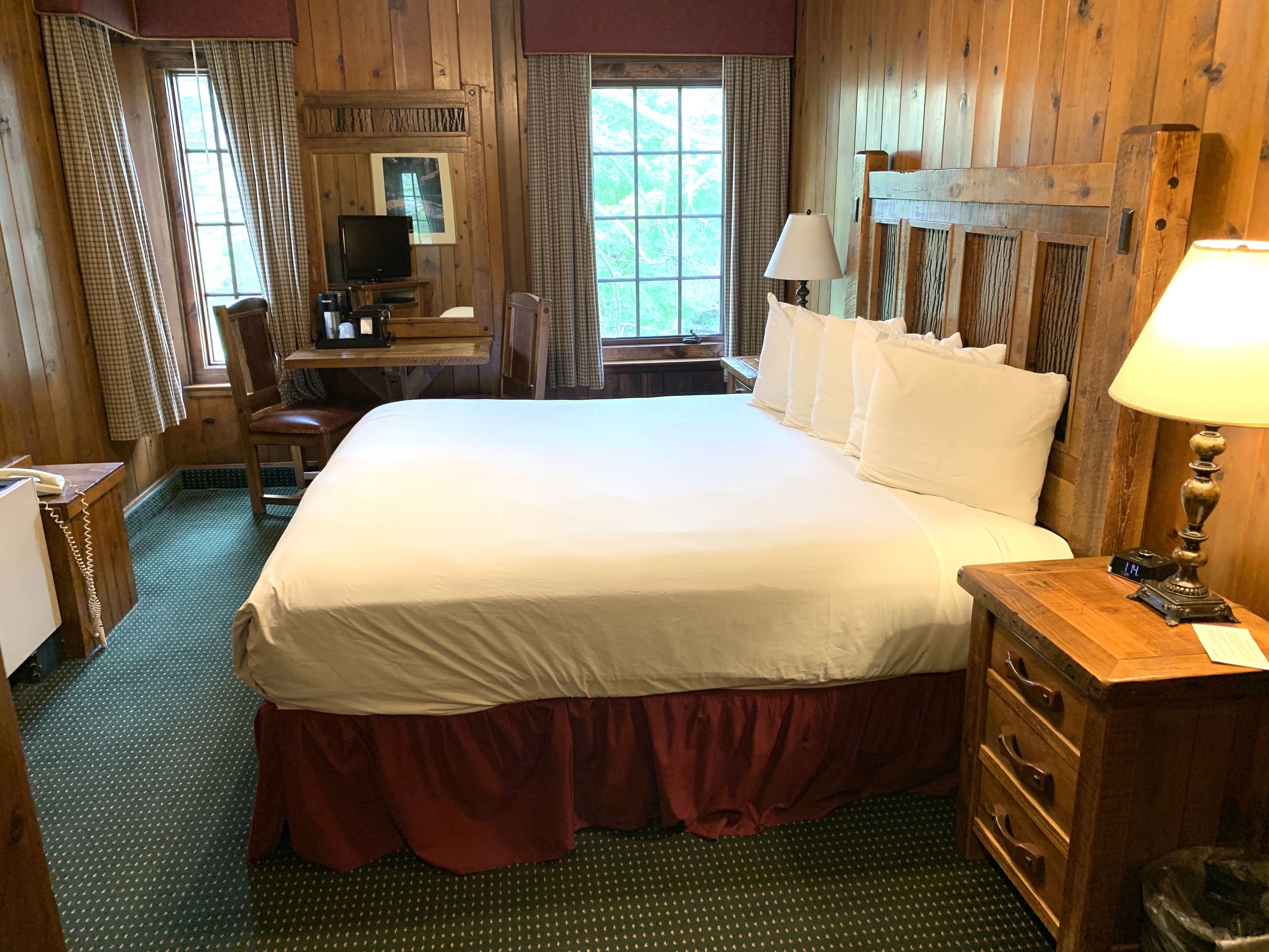standard room, 1 king bed (lodge wing king room) | iron/ironing board, bed sheets