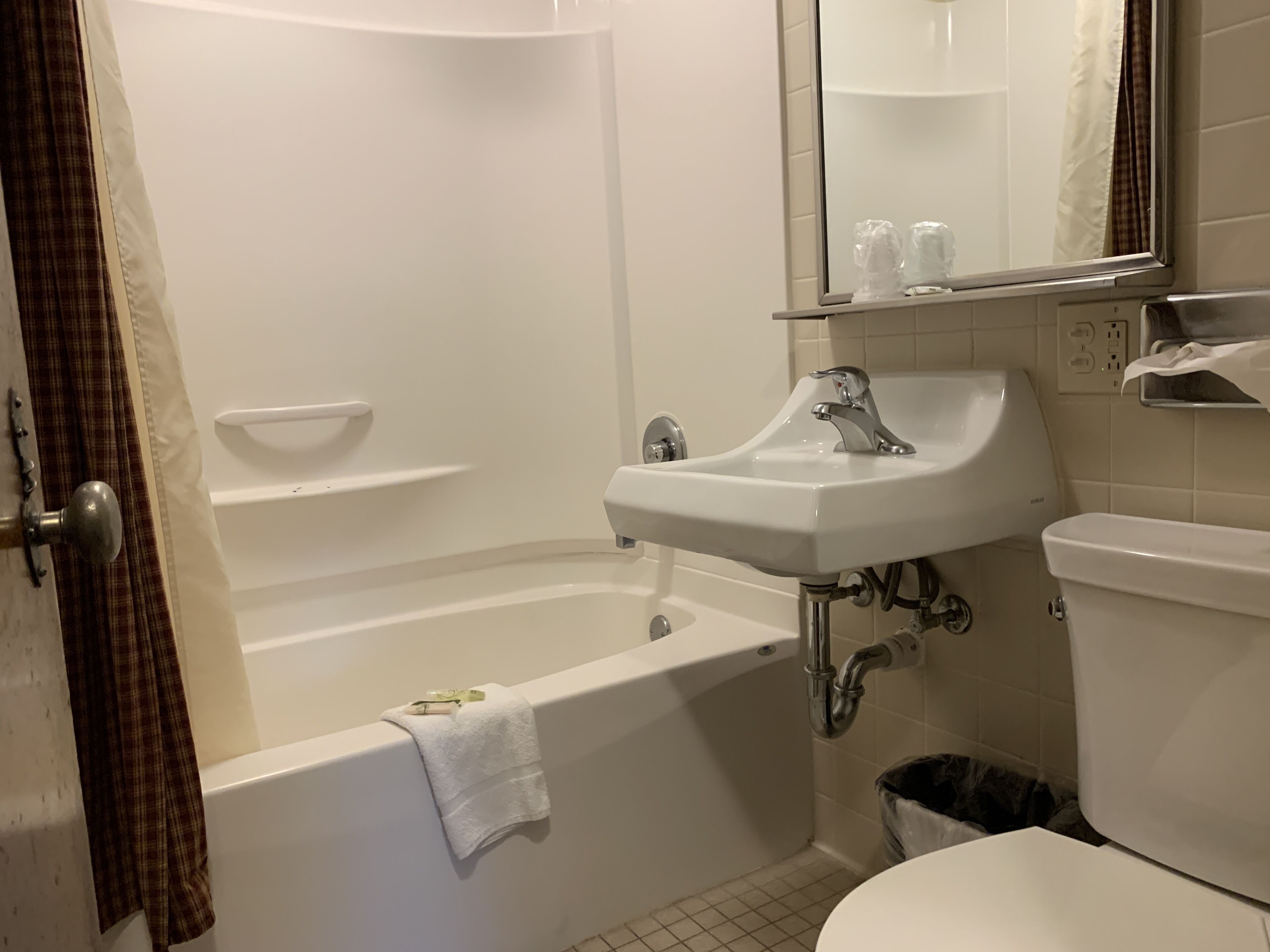 standard room, 1 king bed (lodge wing king room) | bathroom | hair dryer, towels