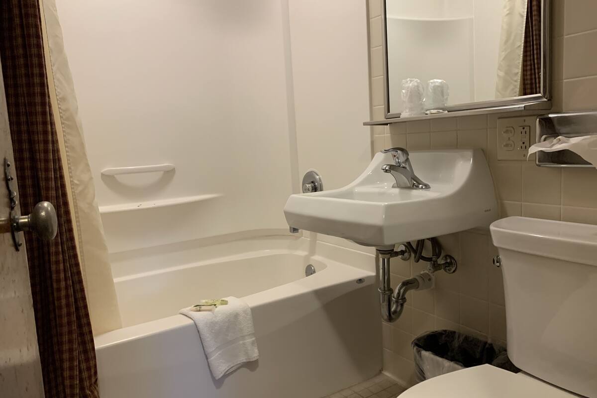 standard room, 1 king bed (lodge wing king room) | bathroom | hair dryer, towels