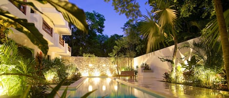 Royal Suite Swim-up | Pool | Outdoor pool, pool umbrellas, pool loungers