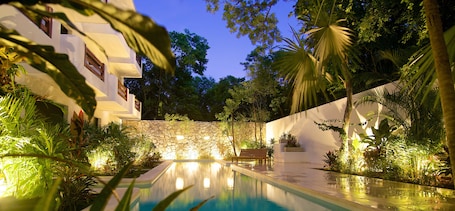 Royal Suite Swim-up | Pool | Outdoor pool, pool umbrellas, sun loungers. Livetulum