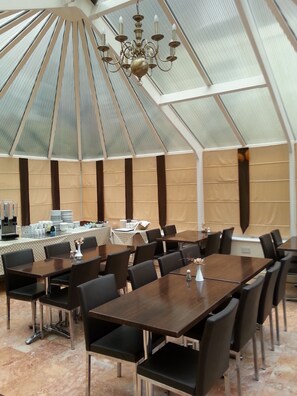 Petit déjeuner continental (6 GBP par personne)