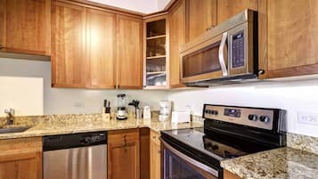 Grand réfrigérateur, micro-ondes, four, plaque de cuisson