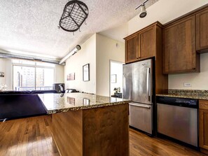 Grand réfrigérateur, micro-ondes, four, plaque de cuisson