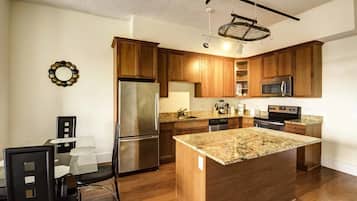 Suite | Cuisine privée | Grand réfrigérateur, micro-ondes, four, plaque de cuisson