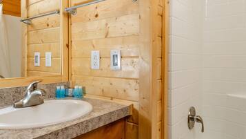 Cabin, 2 Bedrooms, Non Smoking, Kitchenette (Linens Included, Pets Allowed) | Bathroom