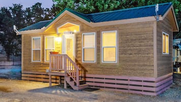 Cabaña, 2 habitaciones, para no fumadores, cocineta (Linens Included, Pets Allowed) | Wifi