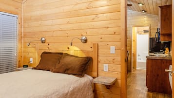 Cabaña, 2 habitaciones, para no fumadores, cocineta (Linens Included, Pets Allowed) | Wifi