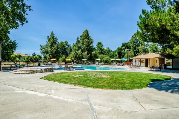 Outdoor pool - San Benito RV & Camping Resort (Paicines)
