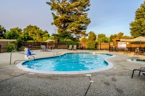 Outdoor pool - San Benito RV & Camping Resort (Paicines)