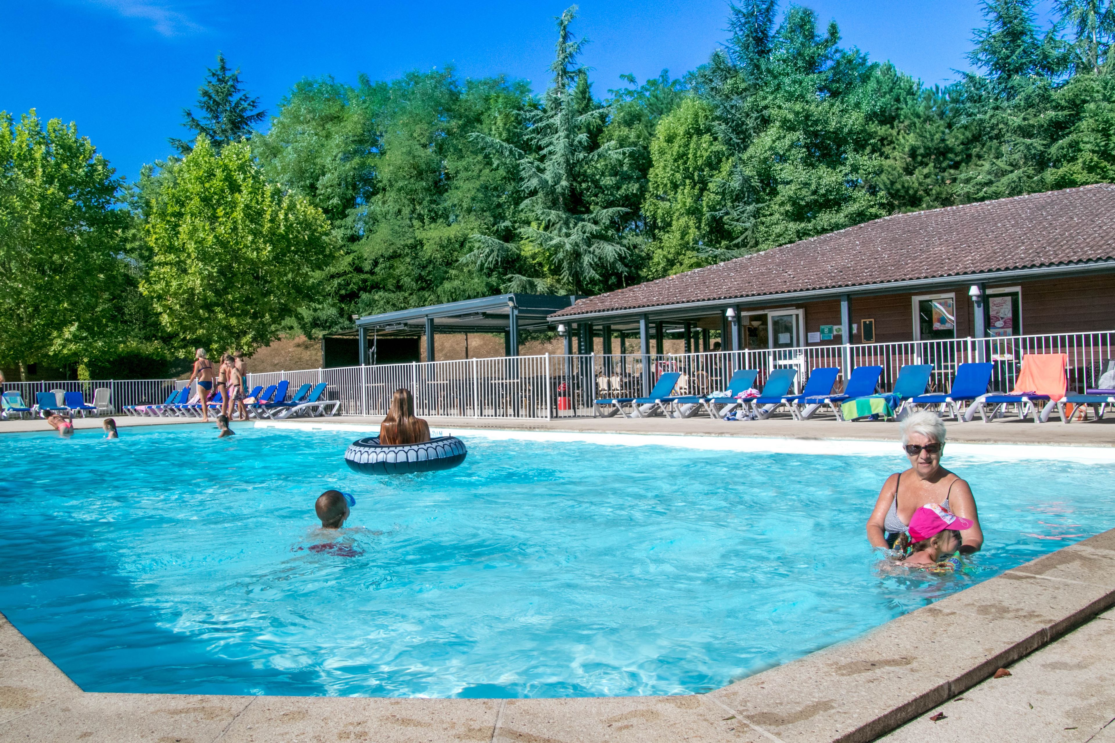 Sisäuima-allas ja 2 ulkouima-allasta avoinna 10.00–22.00, aurinkotuoleja