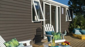 Mobile Home (Riviera) | Soundproofing, iron/ironing board, cots/infant beds, free WiFi - Camping les Portes du Beaujolais (Anse)