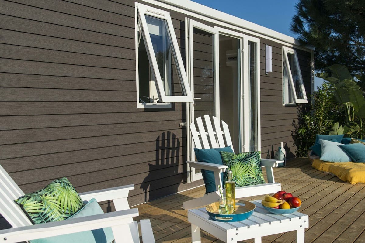 Mobile Home (Riviera) | Soundproofing, iron/ironing board, cots/infant beds, free WiFi