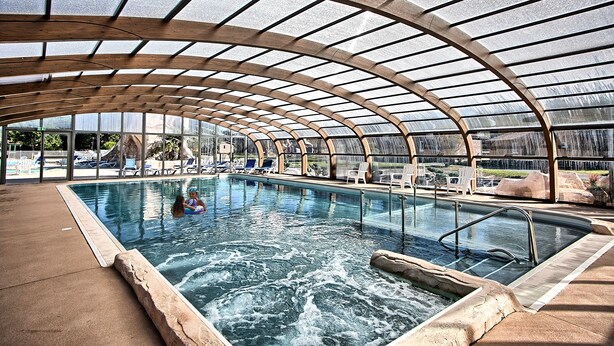 Indoor pool, 2 outdoor pools, open 10:00 AM to 10:00 PM, pool loungers - Camping les Portes du Beaujolais (Anse)