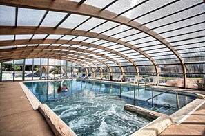 Indoor pool, 2 outdoor pools, open 10:00 AM to 10:00 PM, pool loungers - Camping les Portes du Beaujolais (Anse)
