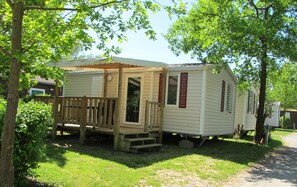 Mobile Home (2 chambres) | Front of property - Camping les Portes du Beaujolais (Anse)