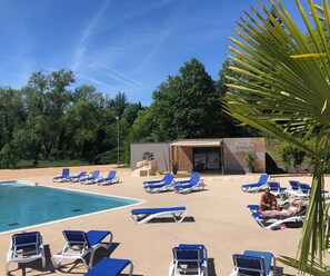 Innenpool, 2 Außenpools, Liegestühle