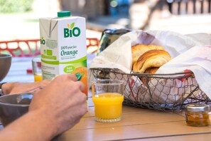 Daily continental breakfast (EUR 8.50 per person) - Camping les Portes du Beaujolais (Anse)
