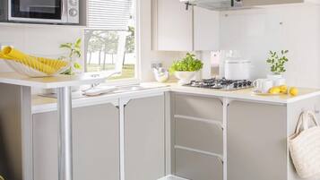 Comfort Mobile Home, 3 Bedrooms (3 chambres) | Private kitchen | Fridge, stovetop, cookware/dishes/utensils