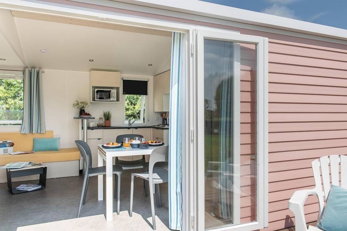 Mobile Home, 4 Bedrooms | Soundproofing, iron/ironing board, cots/infant beds, free WiFi