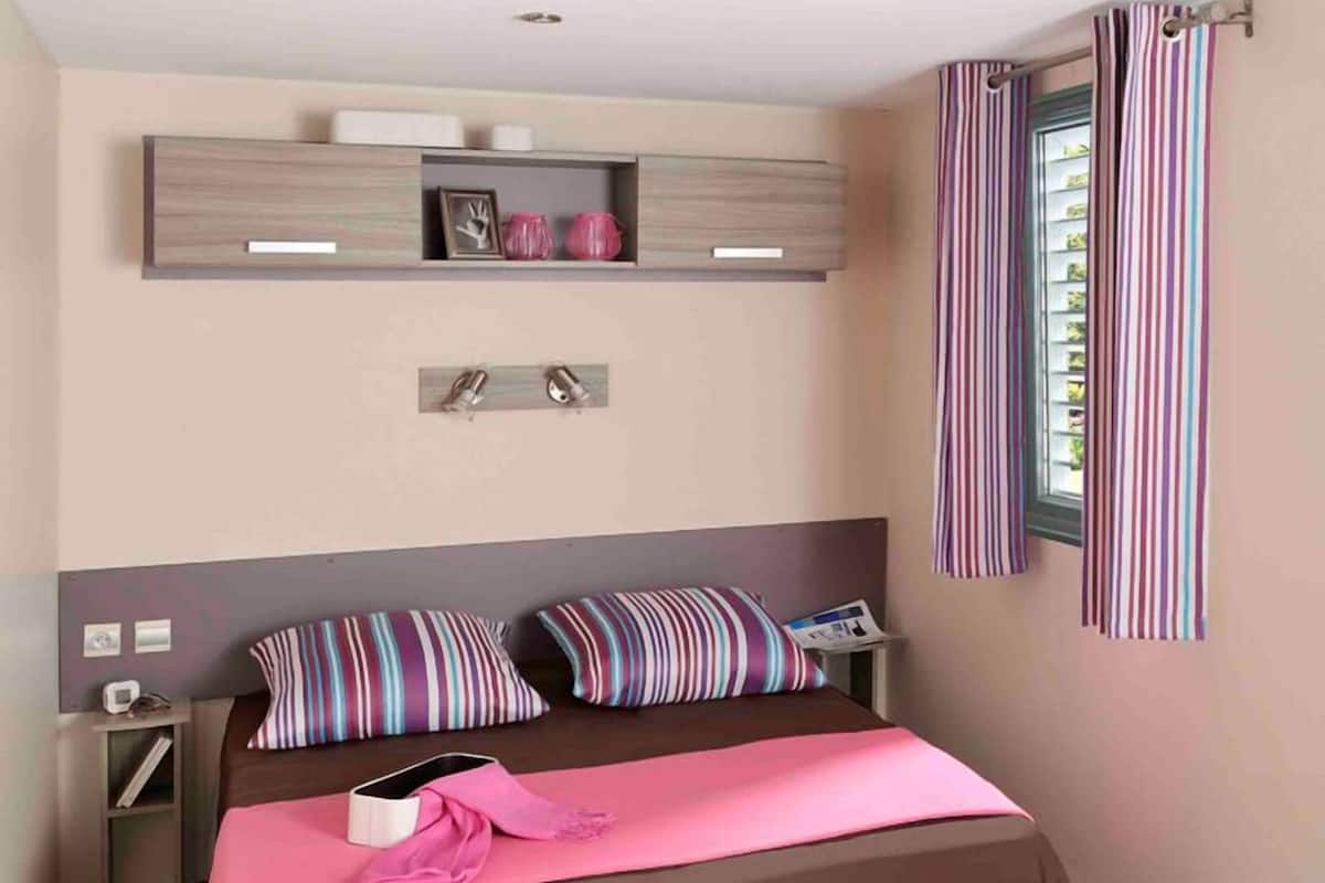 Mobile Home (2 chambres) | Soundproofing, iron/ironing board, cots/infant beds, free WiFi