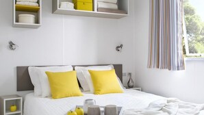 Comfort Mobile Home, 3 Bedrooms (3 chambres) | Soundproofing, iron/ironing board, cots/infant beds, free WiFi - Camping les Portes du Beaujolais (Anse)