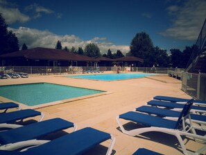 Indoor pool, 2 outdoor pools, open 10:00 AM to 10:00 PM, pool loungers - Camping les Portes du Beaujolais (Anse)