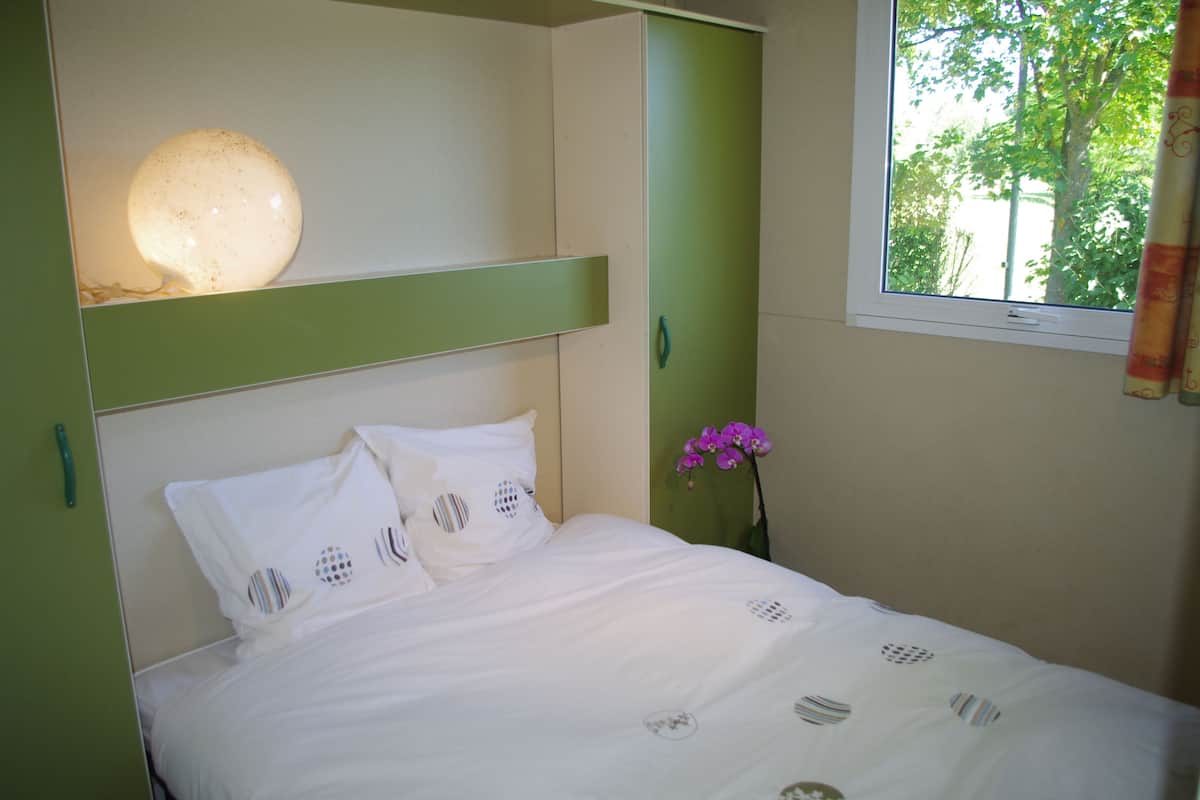 Chalet (Club) | Soundproofing, iron/ironing board, cots/infant beds, free WiFi