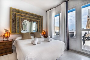 Apartamento superior, 2 quartos, terraço | Roupas de cama premium, edredons de pluma