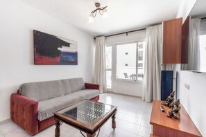 Apartamento grand, 1 quarto, terraço | Área de estar | TV LED 55 polegadas com canais via satélite, TV