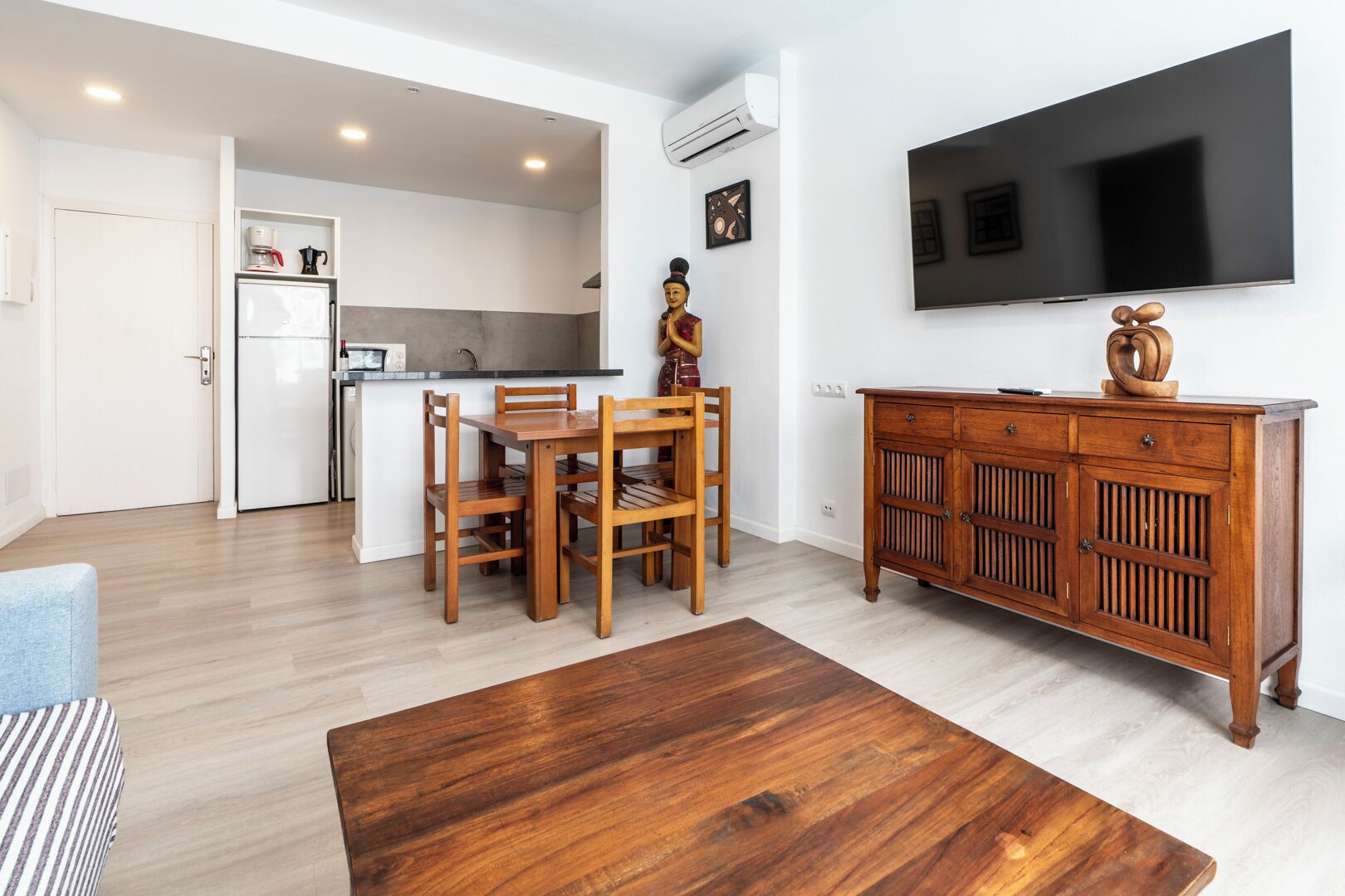 basic apartment, 2 bedrooms | private kitchen | full-sized fridge, microwave, stovetop, coffee/tea maker