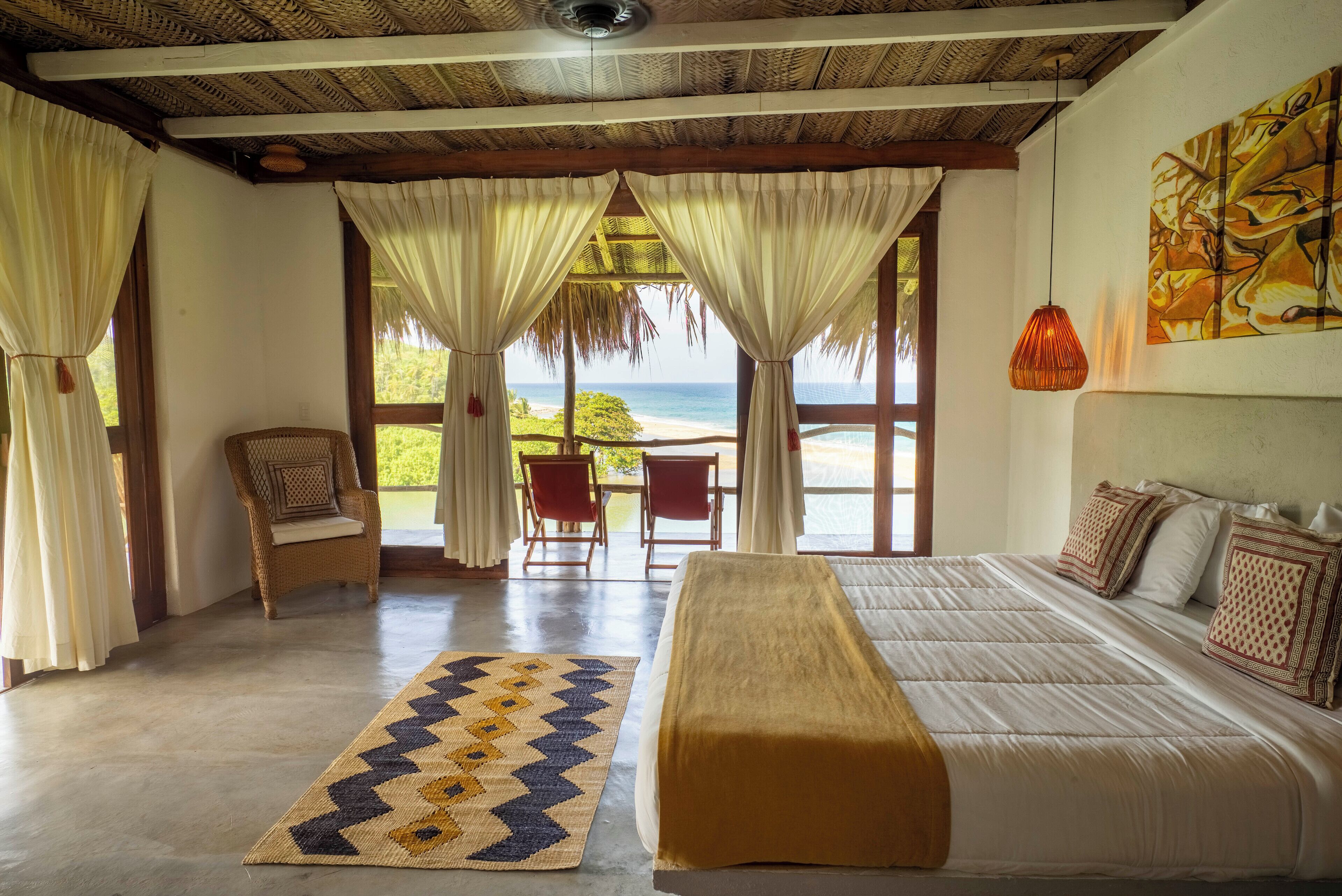 套房, 1 张特大床, 海景 | 客房内保险箱、办公桌、免费 WiFi、床单