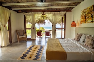 Suite, 1 cama de matrimonio grande, vistas al mar | Caja fuerte, escritorio, wifi gratis y ropa de cama